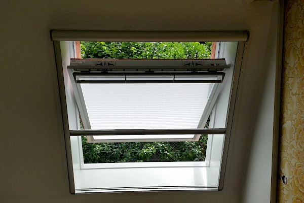 Dachfenster Velux mit Insektenschutzrollo von Jampen Seftigen
