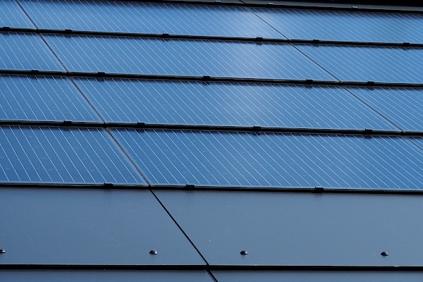 Solaranlage / Photovoltaikanlage mit Dachsanierung und Verkleidungsplatte Aura
