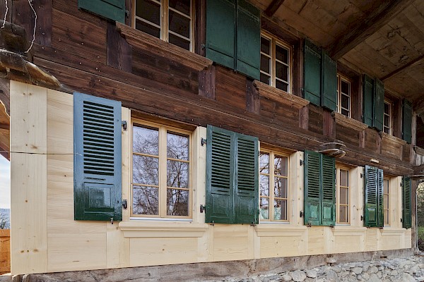 Fassadensanierung bei Bauernhaus mit Fenstersanierung